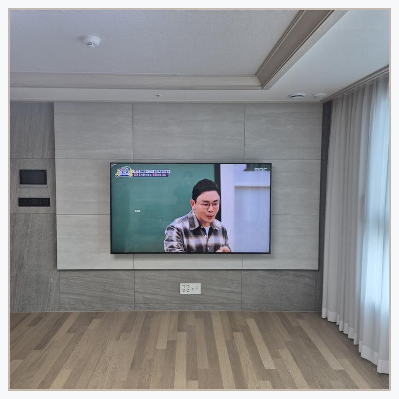 벽걸이TV의 높이와 가구 배치를 함께 보는 참고 이미지 · 발열을 고려한 부착