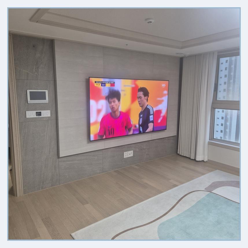 거실 화면 배치를 검토하는 벽걸이TV 설치 참고 사진 · 거치대 선택 순서