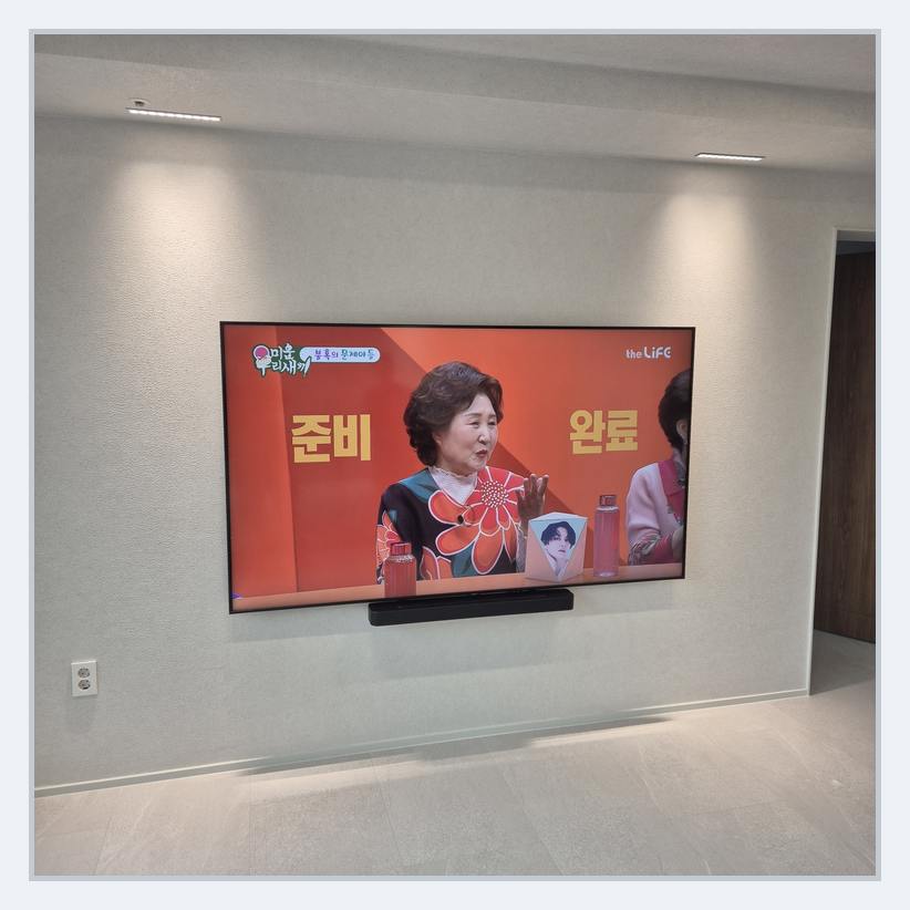 TV 뒤쪽 장비 공간을 계획할 때 확인하기 좋은 이미지 · 흔들림을 예방하는 확인