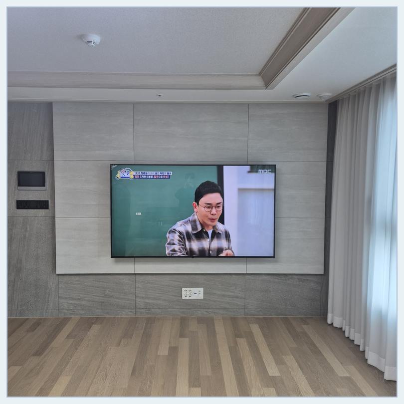 TV 선정리 위치를 계획할 때 참고하는 벽걸이 화면 이미지 · TV 후면 부품 맞추기