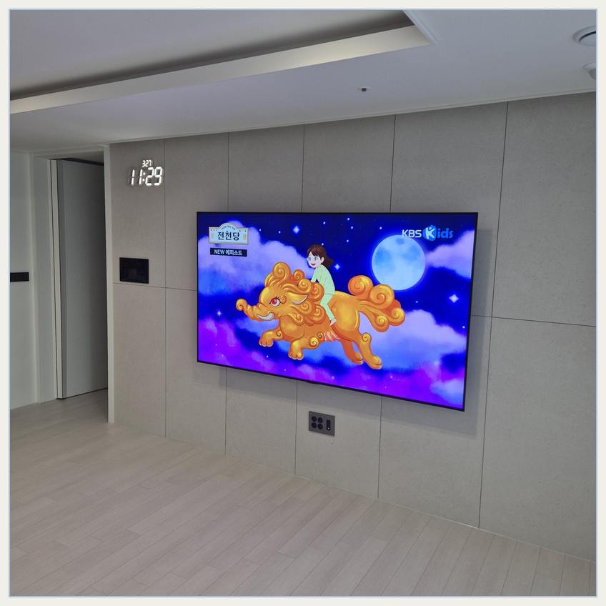 거실 화면 배치를 검토하는 벽걸이TV 설치 참고 사진 · 거치 방식이 달라지는 이유