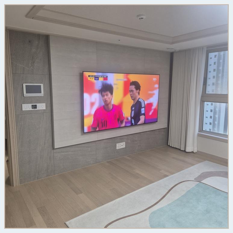 이전설치에서 가구와 화면 간격을 비교할 수 있는 사진 · 겉마감보다 중요한 구조