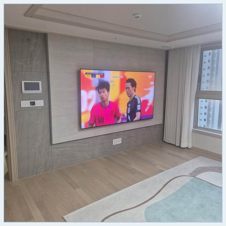 벽면과 화면 사이 여유를 검토하는 설치 참고 사진 · 고정부를 다시 점검