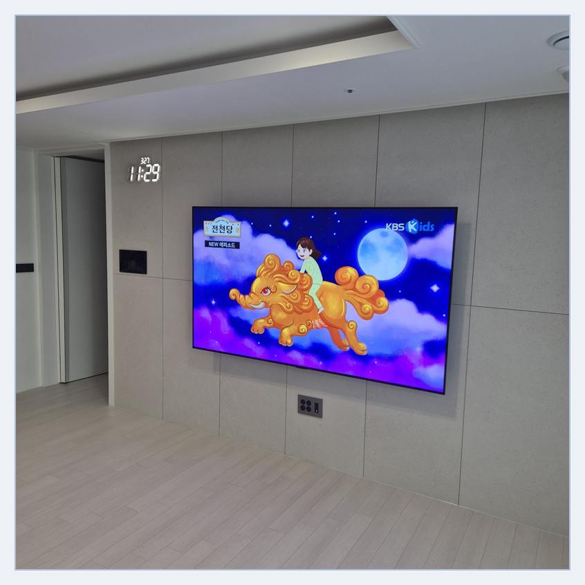 TV 선정리 위치를 계획할 때 참고하는 벽걸이 화면 이미지 · 화면 폭과 무게 확인