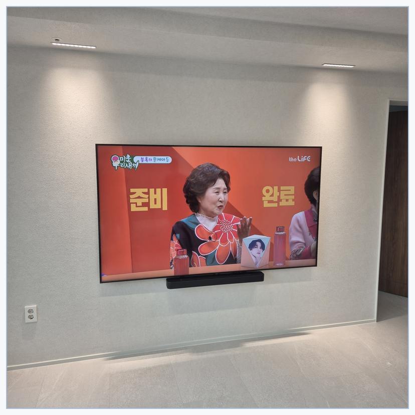 거치대 종류에 따라 벽에서 떨어지는 거리를 생각할 때의 사진 · 벽 재질에 따른 차이
