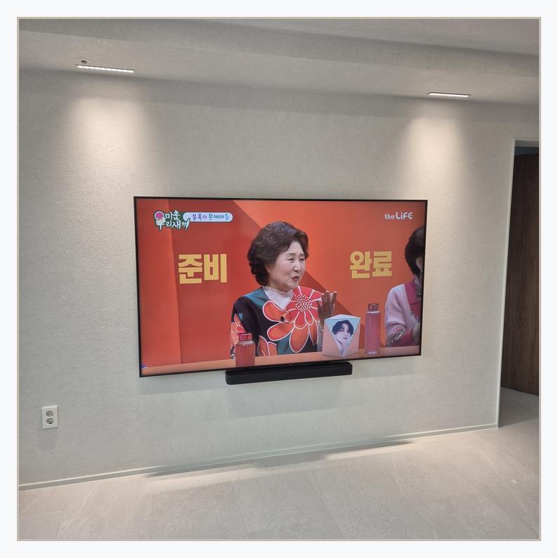 이전설치에서 가구와 화면 간격을 비교할 수 있는 사진 · 기기 교체를 고려한 정리