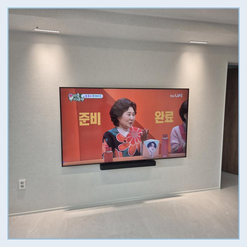 TV 선정리 위치를 계획할 때 참고하는 벽걸이 화면 이미지 · HDMI·랜선 배치