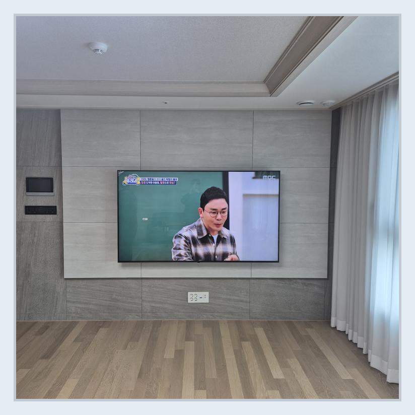 이전설치에서 가구와 화면 간격을 비교할 수 있는 사진 · 나사와 잠금장치 점검