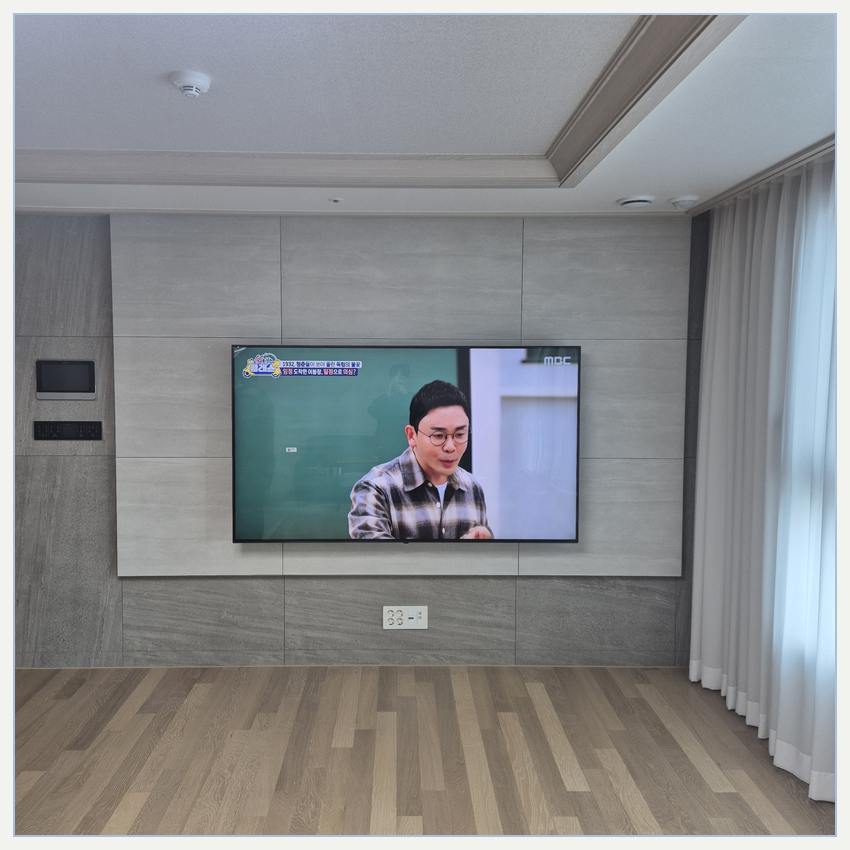 TV 선정리 위치를 계획할 때 참고하는 벽걸이 화면 이미지 · TV 높이 다시 측정