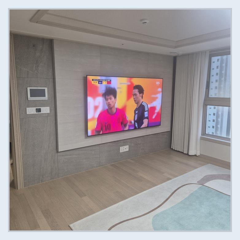 연결기기 위치를 정할 때 살펴보는 벽걸이TV 사진 · 겉마감보다 중요한 구조