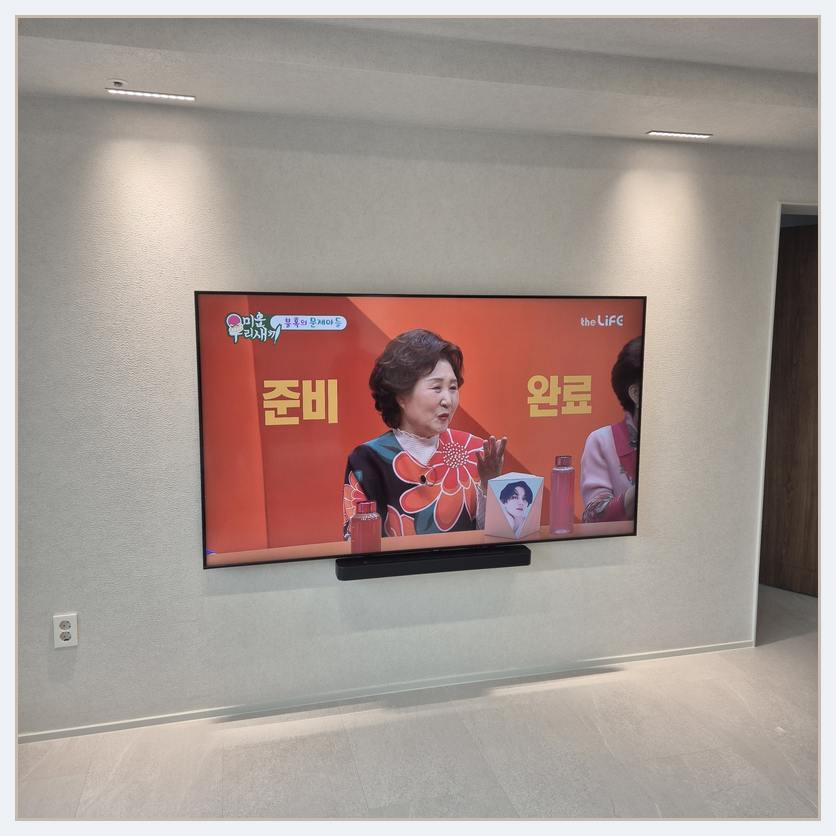 TV 뒤쪽 장비 공간을 계획할 때 확인하기 좋은 이미지 · 나사와 잠금장치 점검