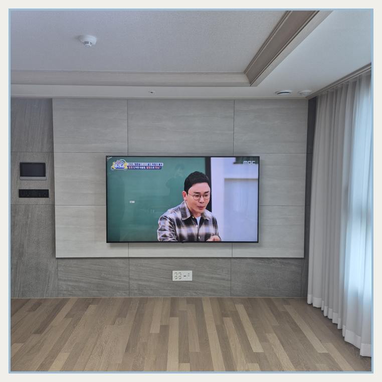 거실 화면 배치를 검토하는 벽걸이TV 설치 참고 사진 · TV 높이 다시 측정